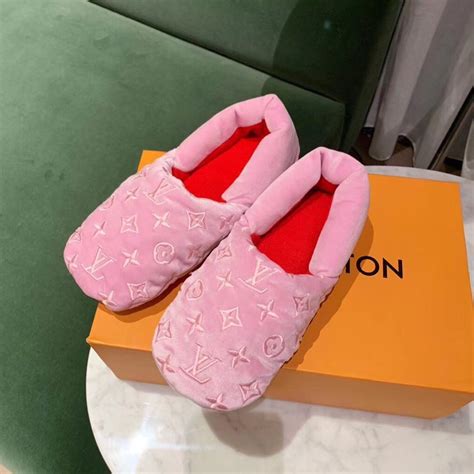 louis vuitton slippers heren prijs|louis vuitton fluffy slippers.